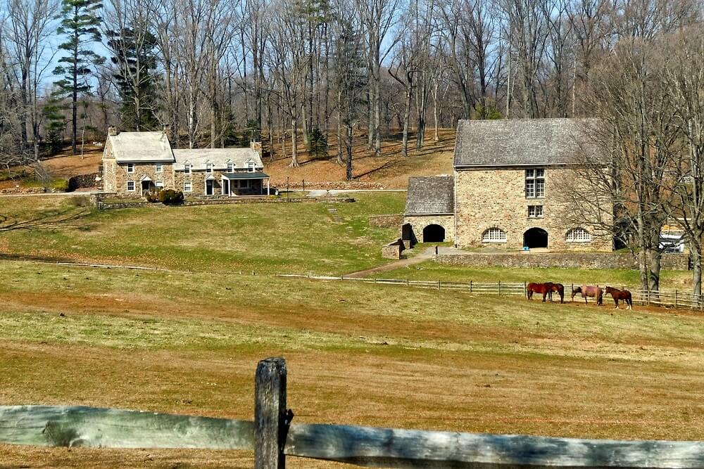 horse barn 